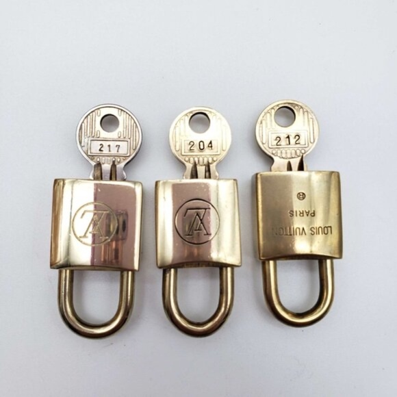 100% Authentic Louis Vuitton Vintage Lock Shiny Gold [ 1 Lock and 1 Key] - Picture 3 of 5